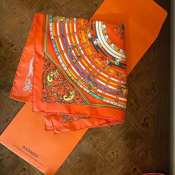 HERMÈS Petit Astrologie Dies et Hore Silk Scarf, Rare Colorway - Picture 3 of 13